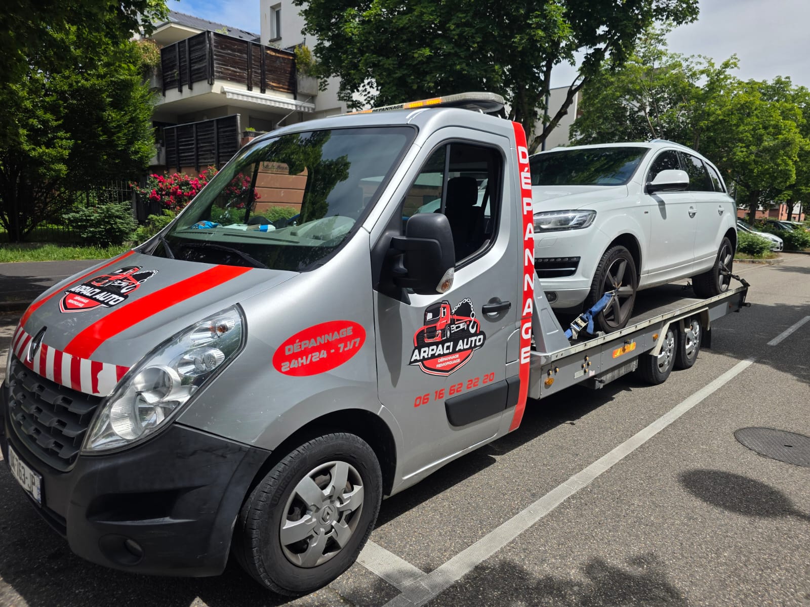 Remorquage d'un Audi Q7 sur plateau Arpaci Auto