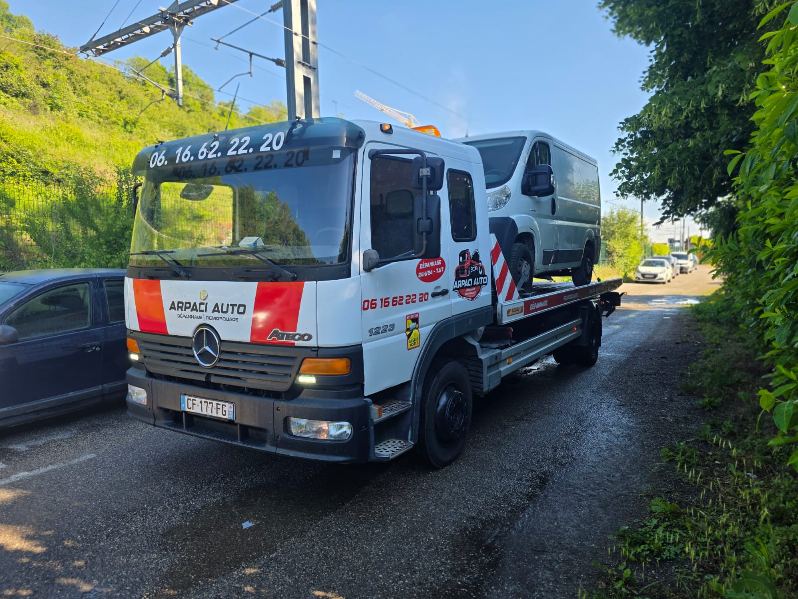 Camion plateau Arpaci Auto transportant un Fiat Ducato