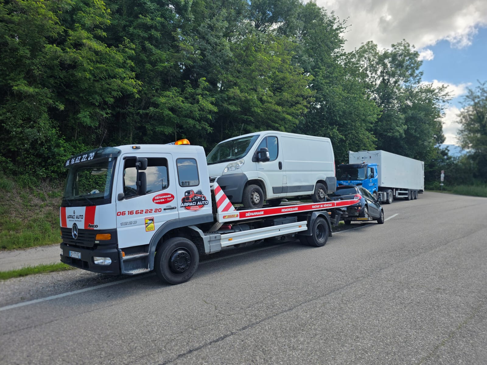 Plateau Mercedes Atego avec utilitaire et berline