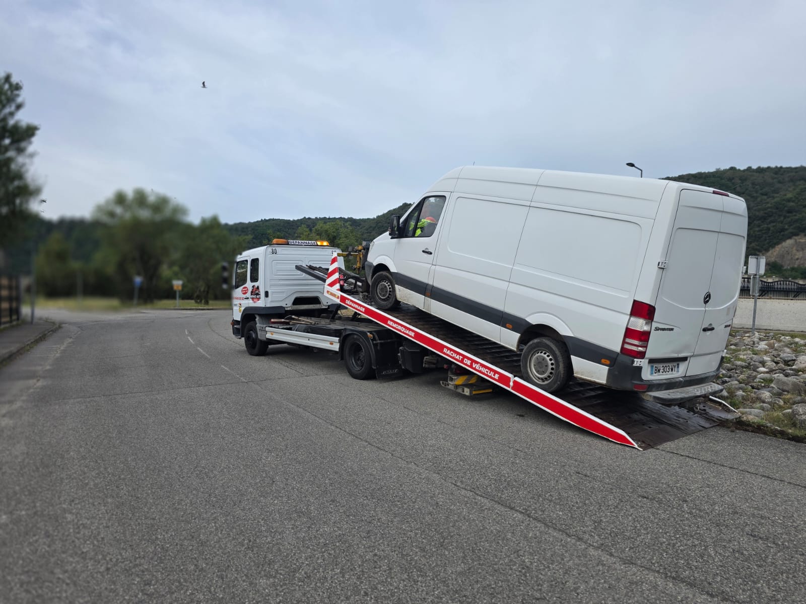 Remorquage Mercedes Sprinter sur plateau Arpaci Auto