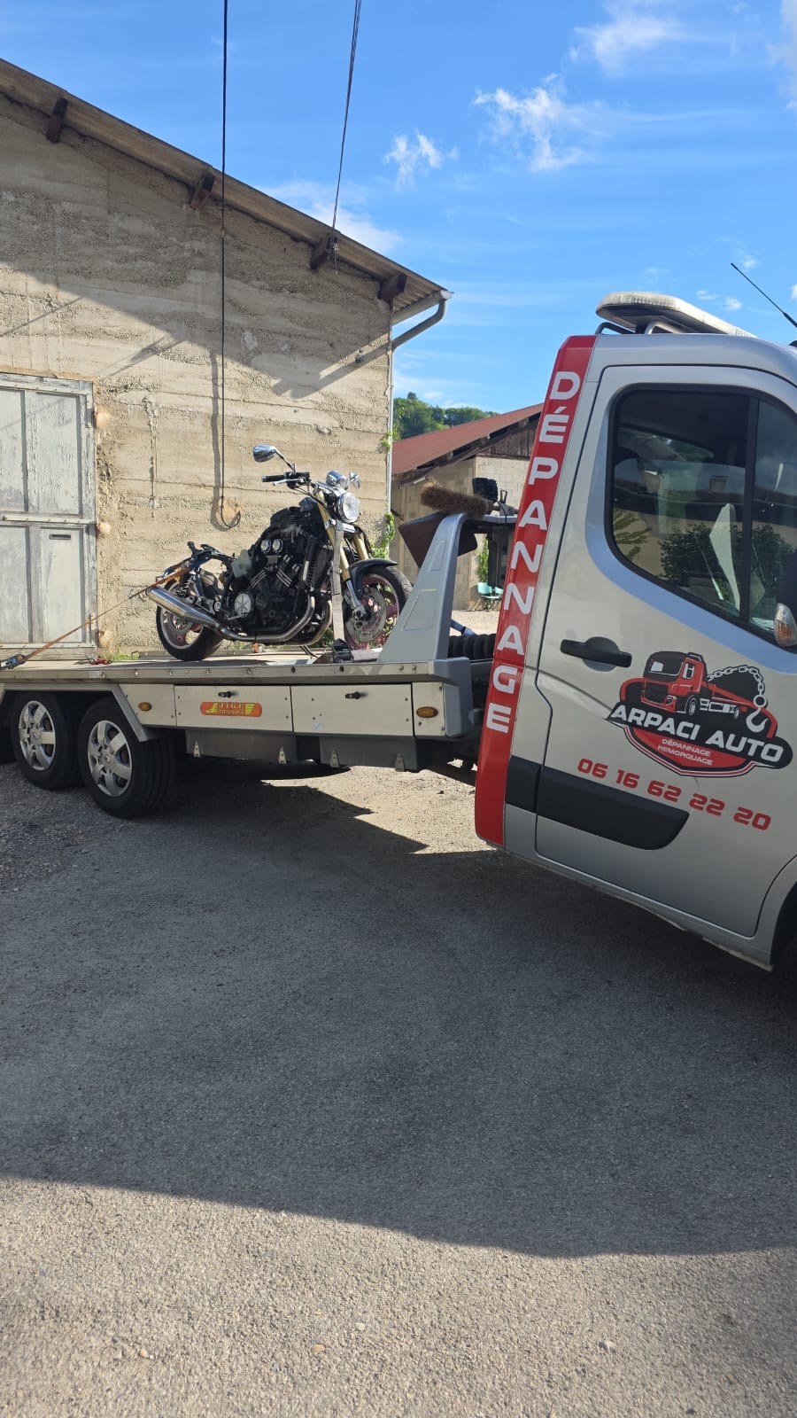 Remorquage d'une moto Yamaha V-Max sur plateau Arpaci Auto