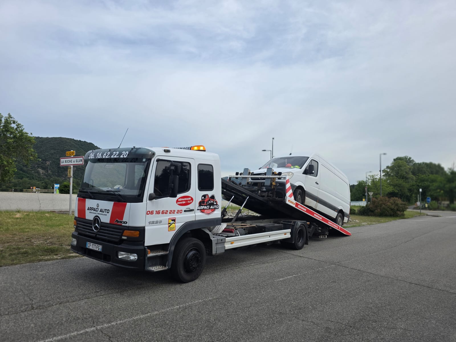 Plateau Mercedes Atego transportant un utilitaire Mercedes Sprinter à La Roche-de-Glun