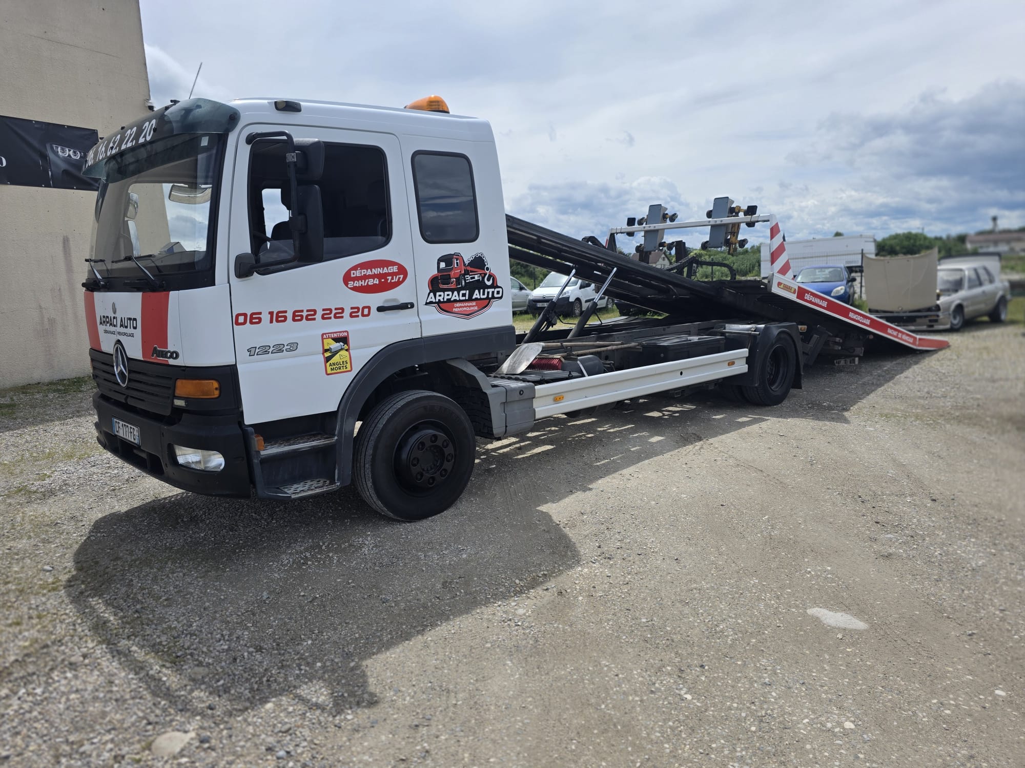 Plateau Mercedes Atego Arpaci Auto en position de chargement