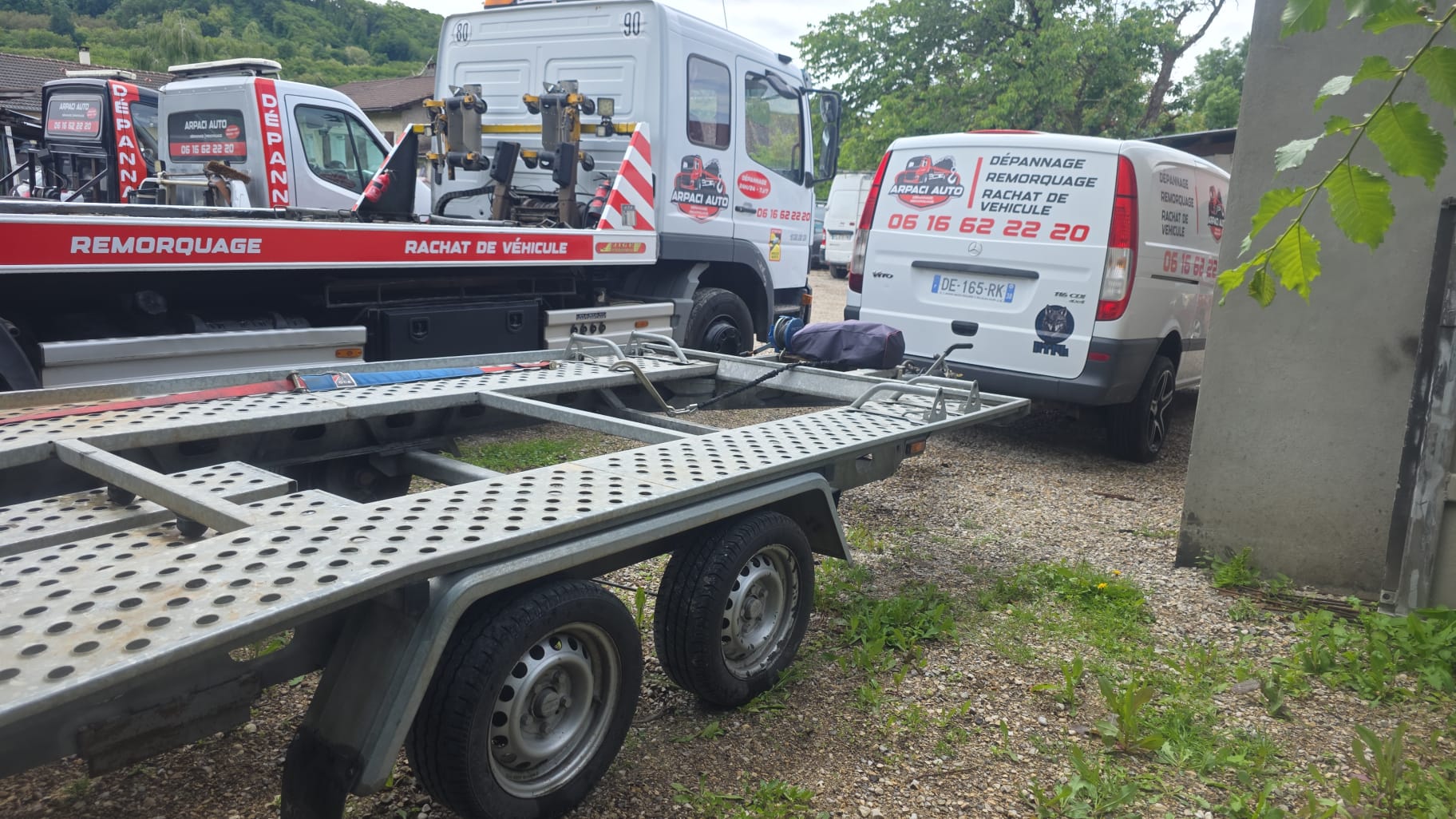 Flotte Arpaci Auto — camion plateau et utilitaire Mercedes Vito