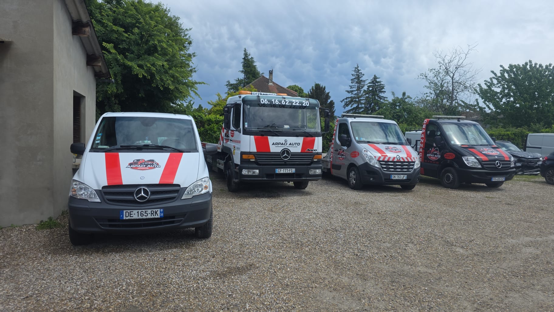 Flotte complète Arpaci Auto — utilitaires et camion plateau Mercedes