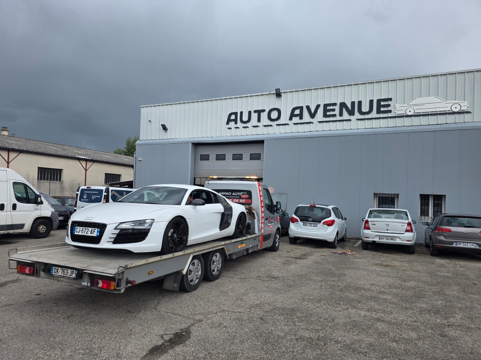 Livraison d'une Audi R8 au garage Auto Avenue par Arpaci Auto