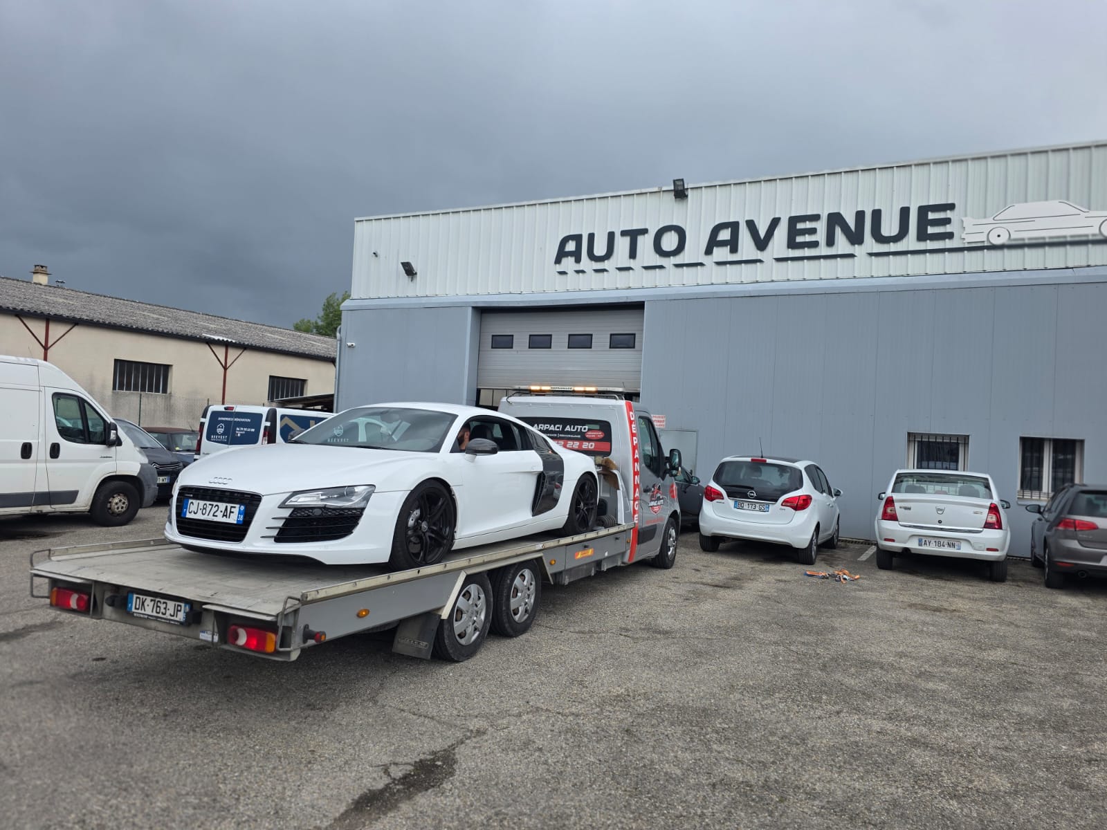 Audi R8 transportée par Arpaci Auto au garage Auto Avenue