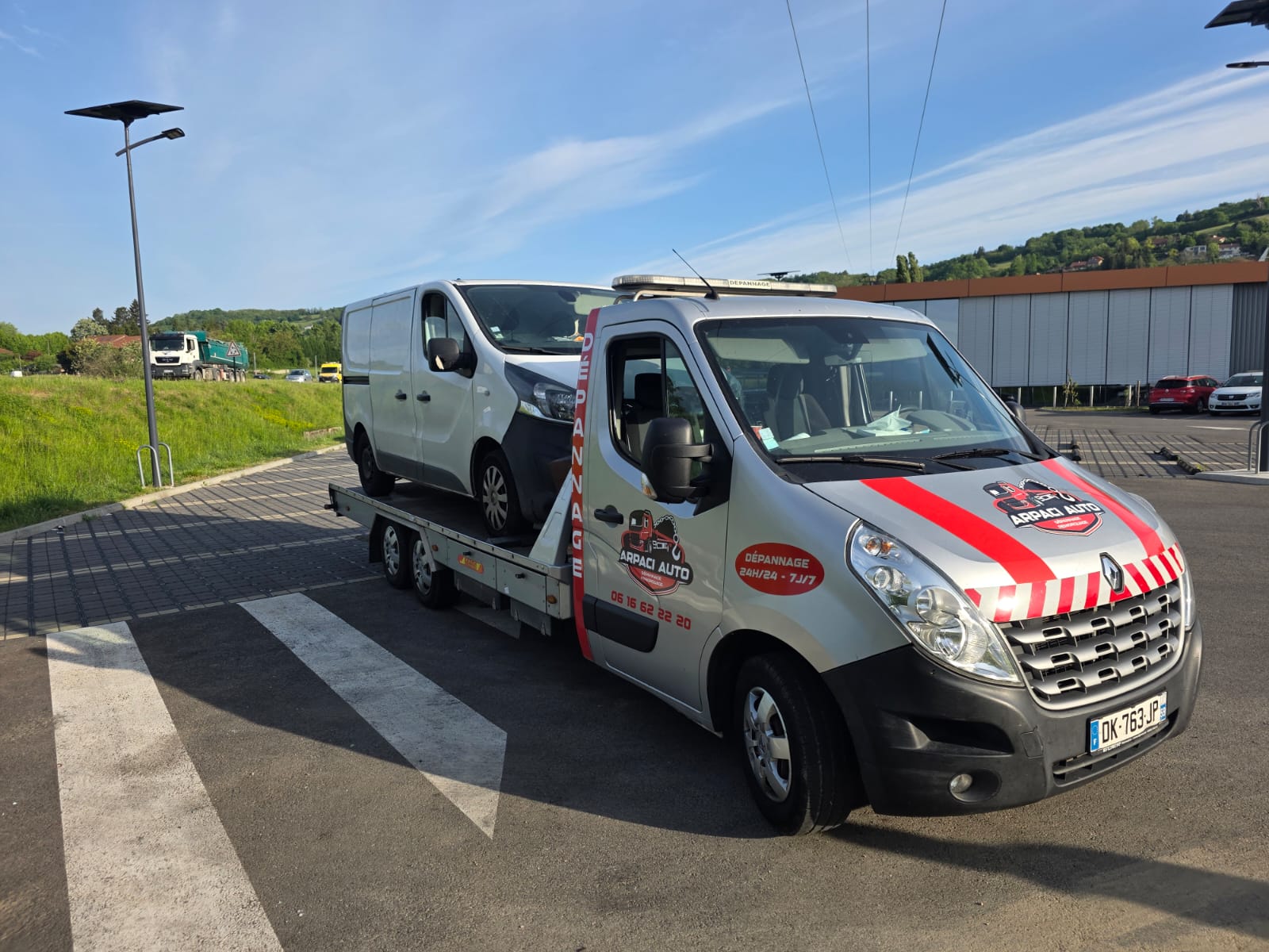 Transport d'un utilitaire Renault Trafic sur plateau Arpaci Auto