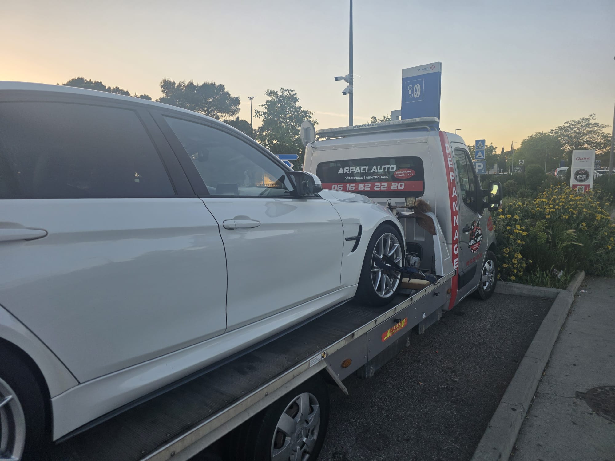 Prise en charge d'une BMW M3 sur aire Vinci Autoroutes
