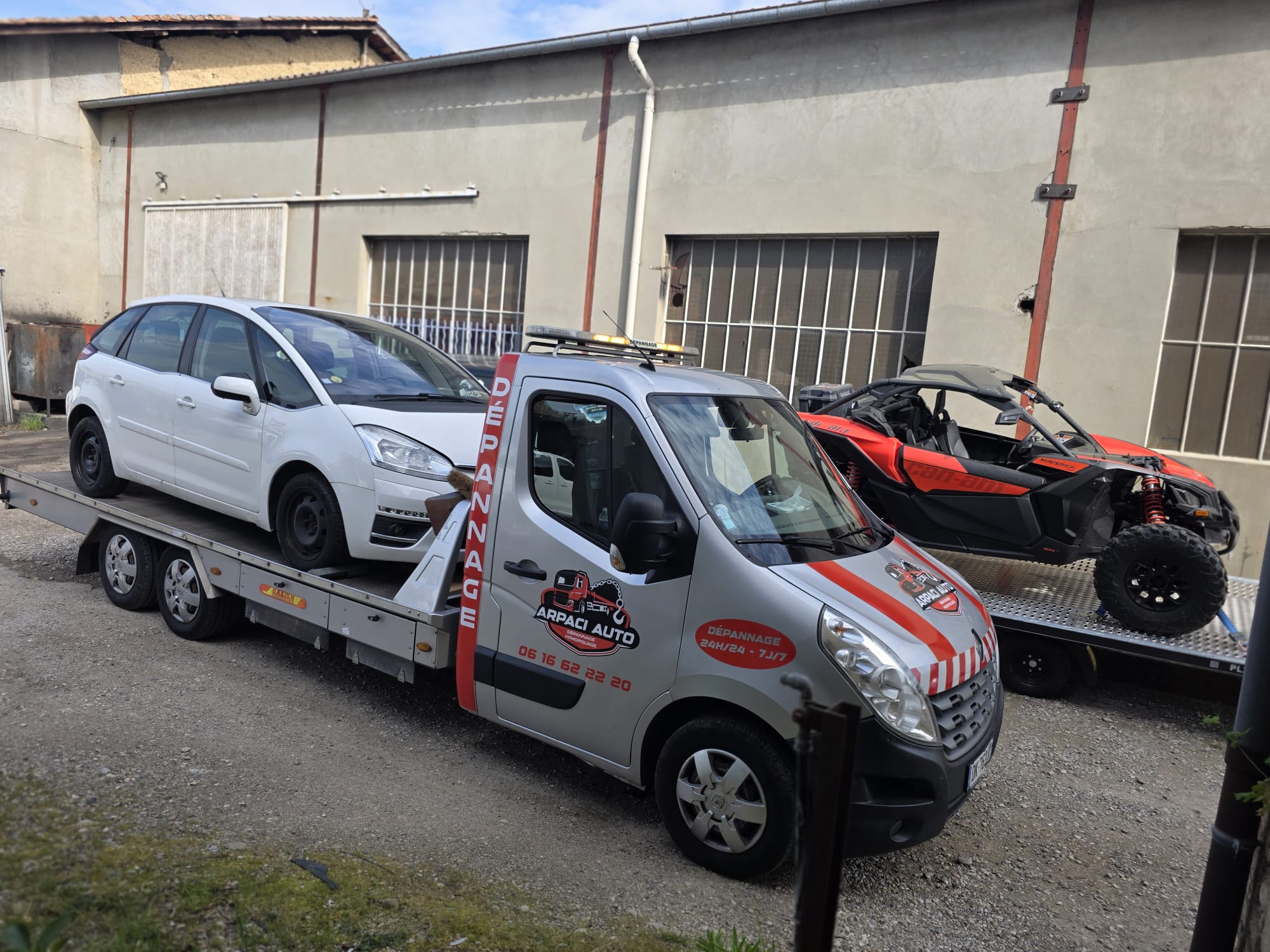 Double transport — Citroën C4 Picasso et buggy Can-Am Maverick