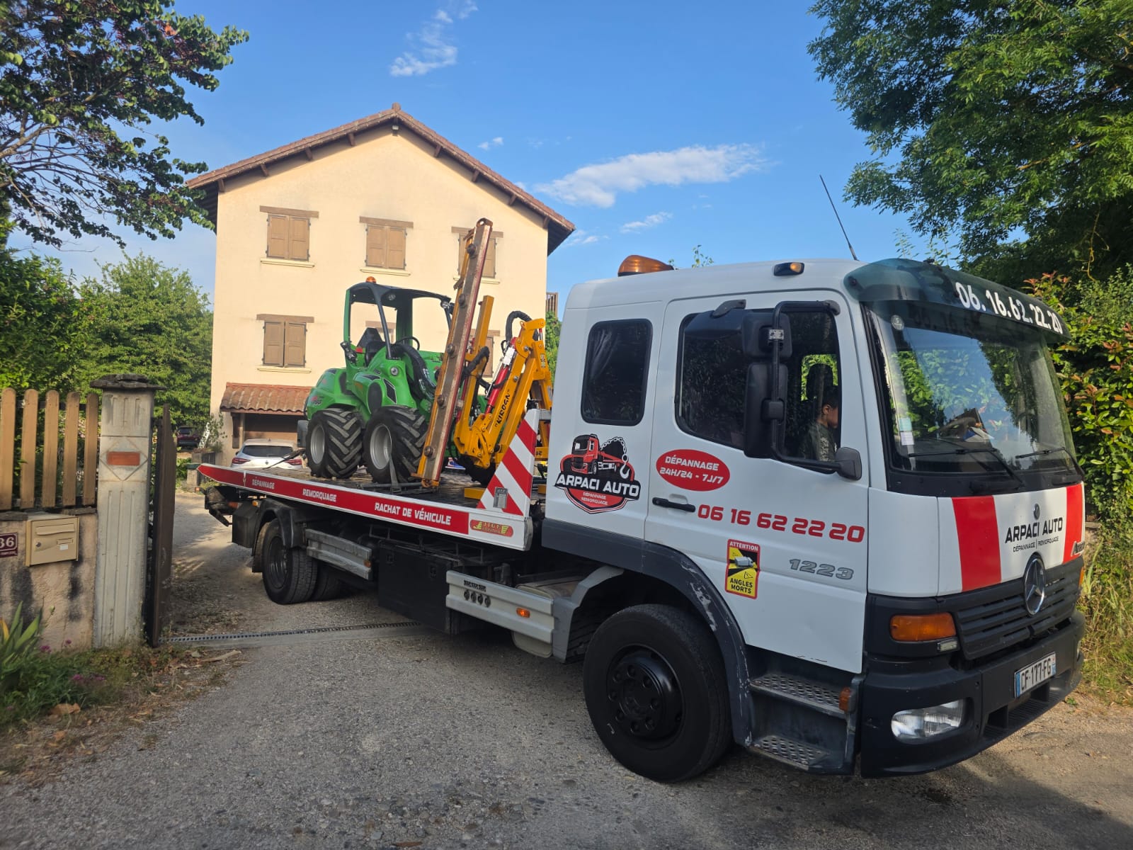 Remorquage d'un mini-pelle tracteur Avant 528 sur plateau Arpaci Auto