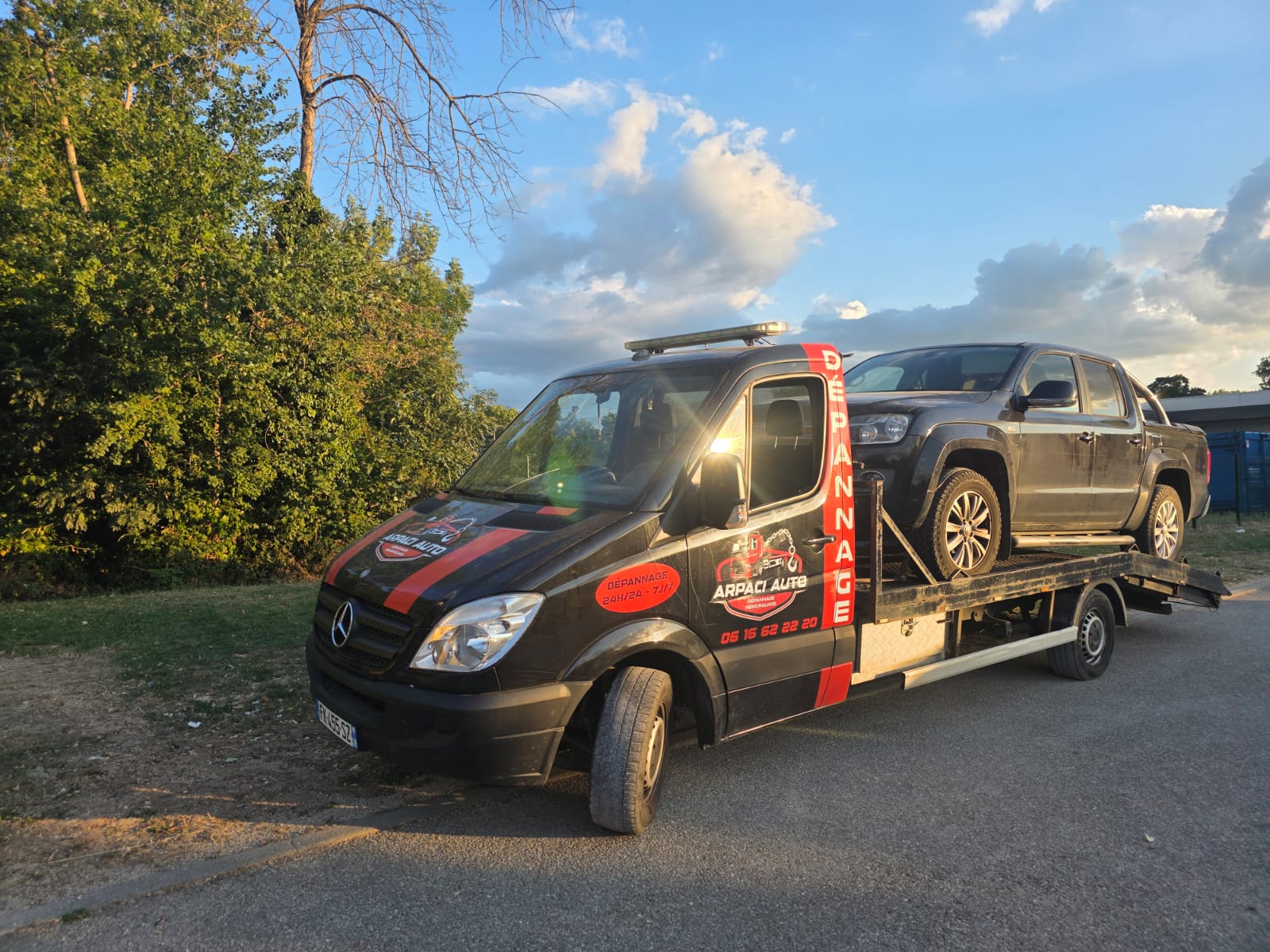 Remorquage d'un pick-up Volkswagen Amarok sur plateau Arpaci Auto