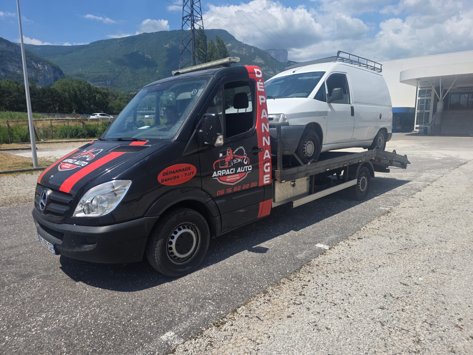 Remorquage d'un utilitaire Fiat Scudo sur plateau Mercedes Sprinter Arpaci Auto