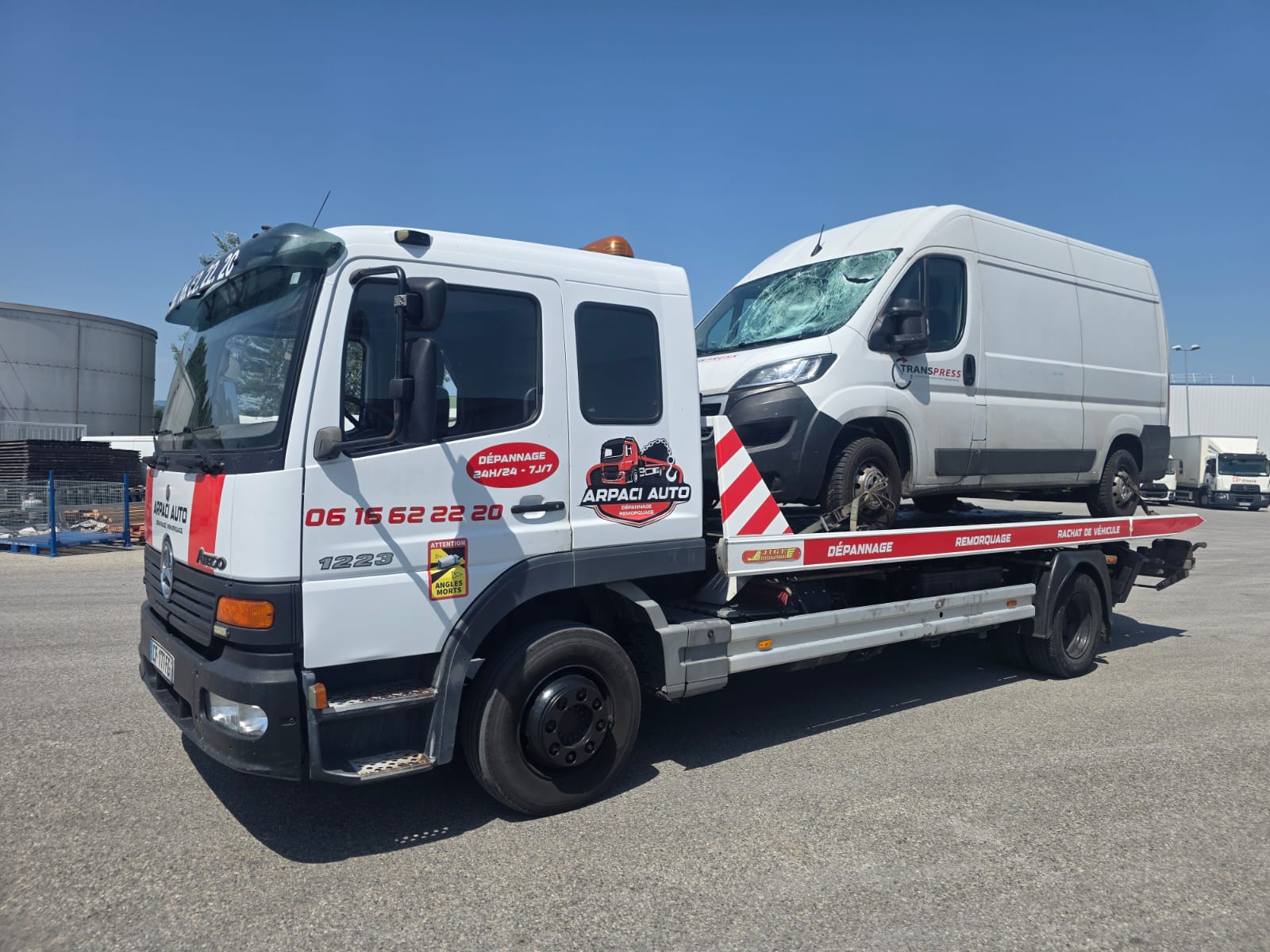 Remorquage d'un utilitaire Fiat Ducato accidenté sur plateau Mercedes Atego Arpaci Auto